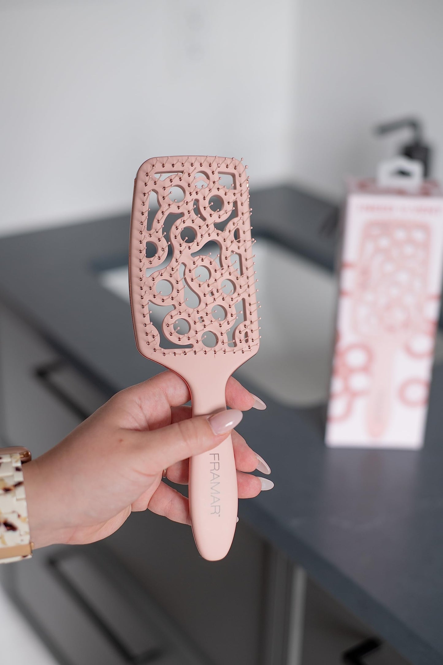 FRAMAR Professional Wet Hair Brush - Vented Hair Brush For Women, Curved Hair Detangler, Brosse a Cheveux, Curly Hair Brush Hair Dryer, Detangling Hair Brush (Champagne) 🍁 All In One Marketplace Canada
