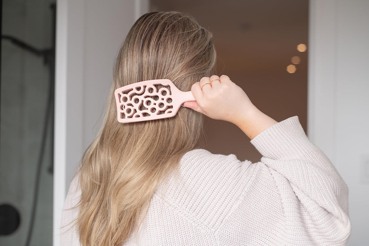 FRAMAR Professional Wet Hair Brush - Vented Hair Brush For Women, Curved Hair Detangler, Brosse a Cheveux, Curly Hair Brush Hair Dryer, Detangling Hair Brush (Champagne) 🍁 All In One Marketplace Canada
