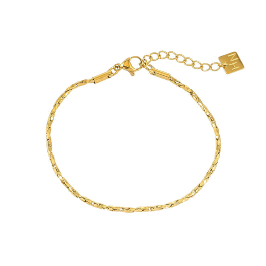 HACKNEY NINE Jewellery KANAI Gold modern textured twist chain bracelet with intricate design, displayed on a neutral background.
